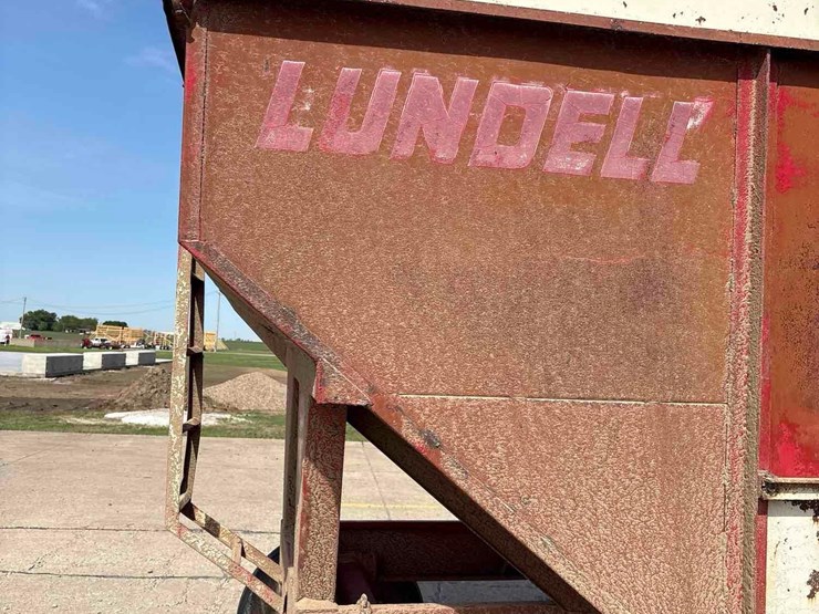 lundell-350-bushel-gravity-wagon-image-10