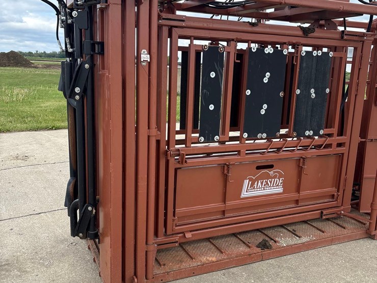 lakeside-11ft-hydraulic-squeeze-chute-image-8