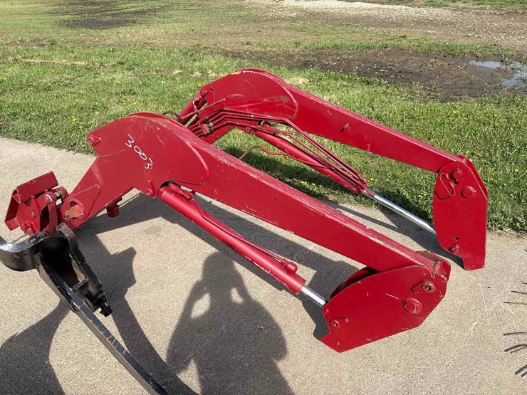 international-quick-tach-loader-image-7