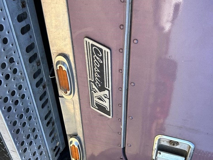 2000-freightliner-fld120-image-12