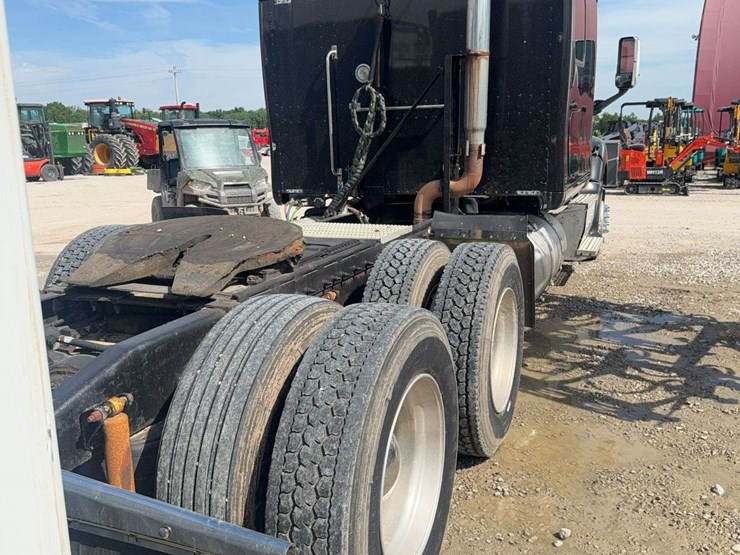 2009-peterbilt-387-image-10