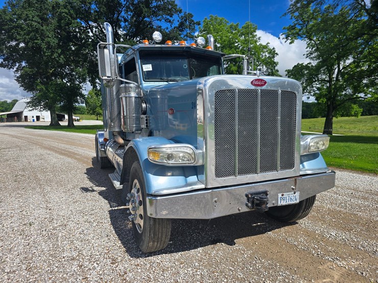 2013-peterbilt-388-image-33