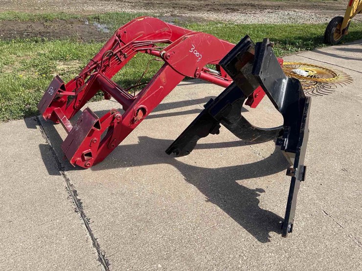 international-quick-tach-loader-image-1