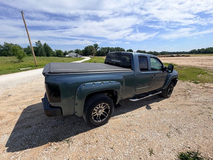 #24066-•-2011-chevrolet-silverado-pickup-truck-image-7