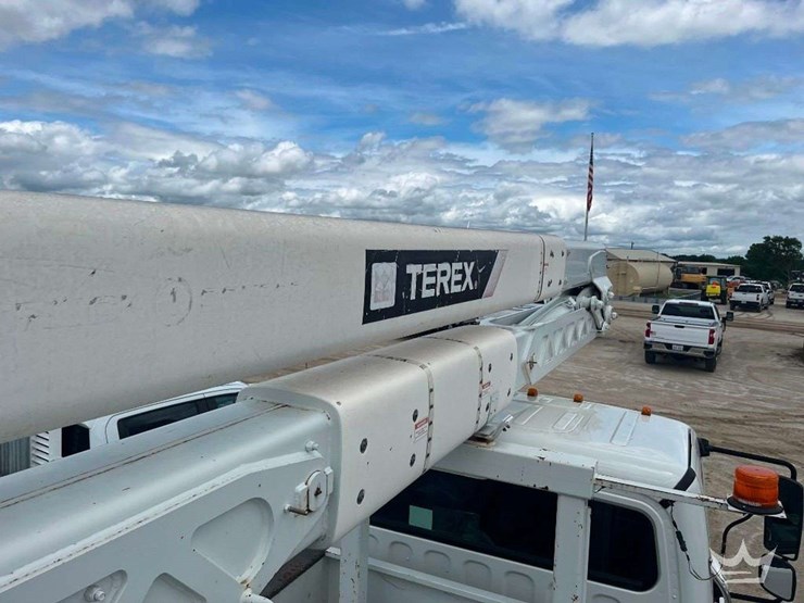 2015-freightliner-m2-106-image-67