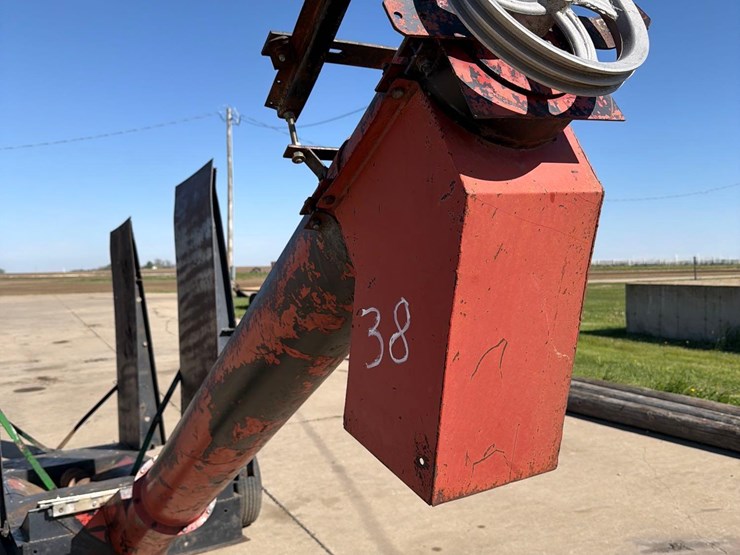 driver-over-hopper-with-unload-auger-image-21
