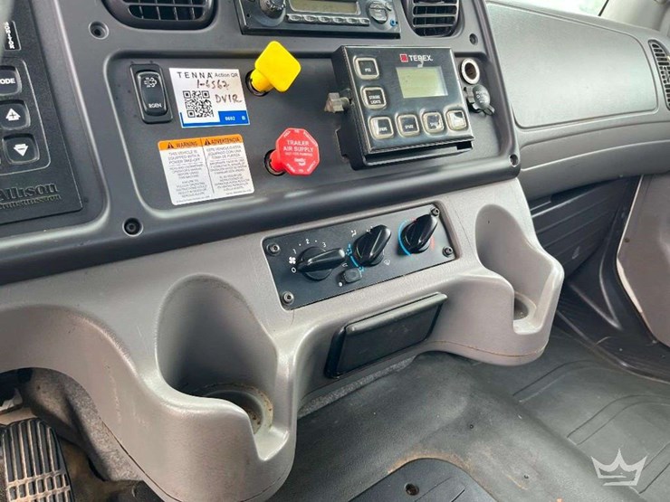 2015-freightliner-m2-106-image-32