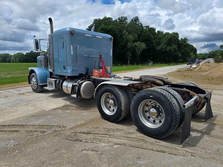 2013-peterbilt-388-image-12