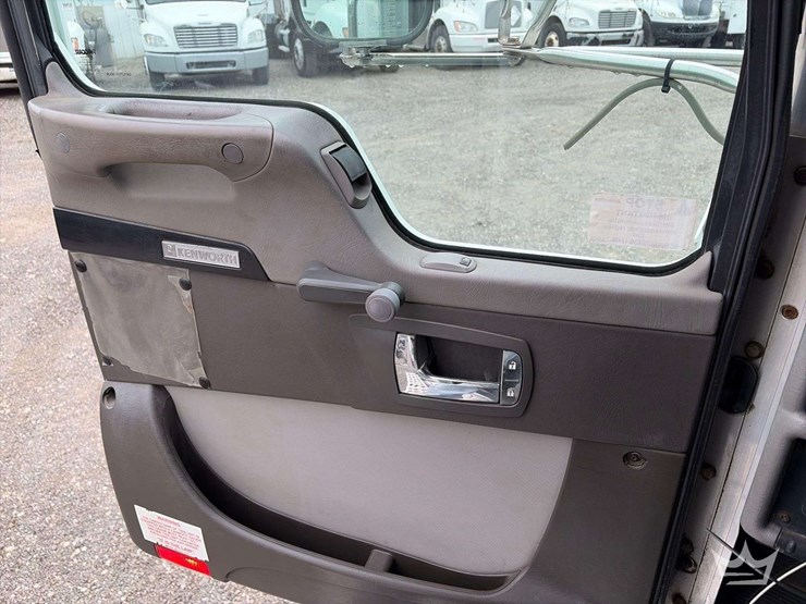 2014-kenworth-t370-image-11