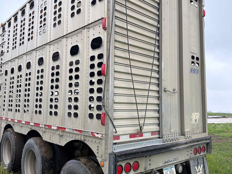 2001-wilson-livestock-trailer-image-5