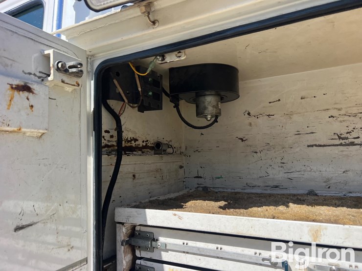 2000-freightliner-fl70-image-17