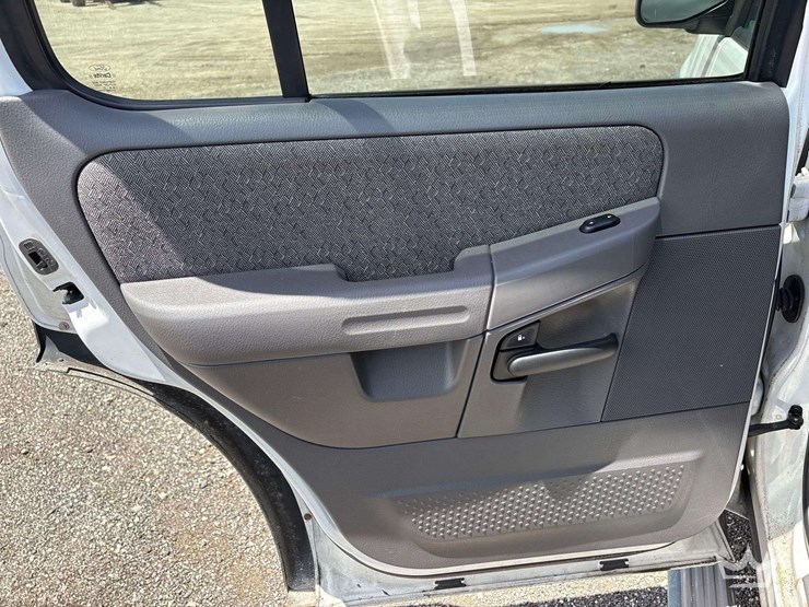 2005-ford-explorer-image-18