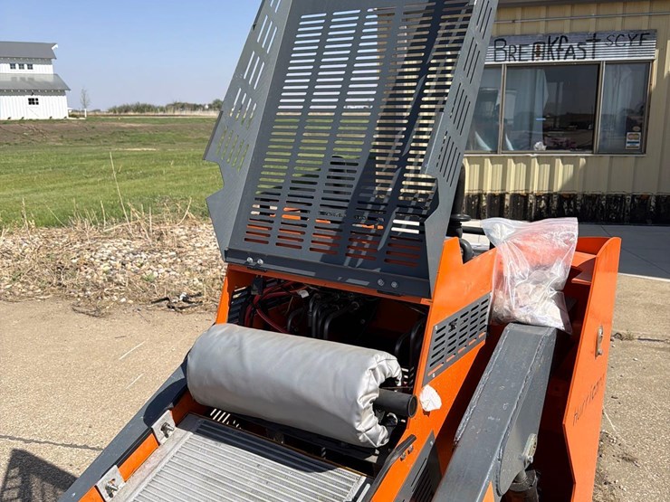 hurricane-stand-behind-skidloader-image-22