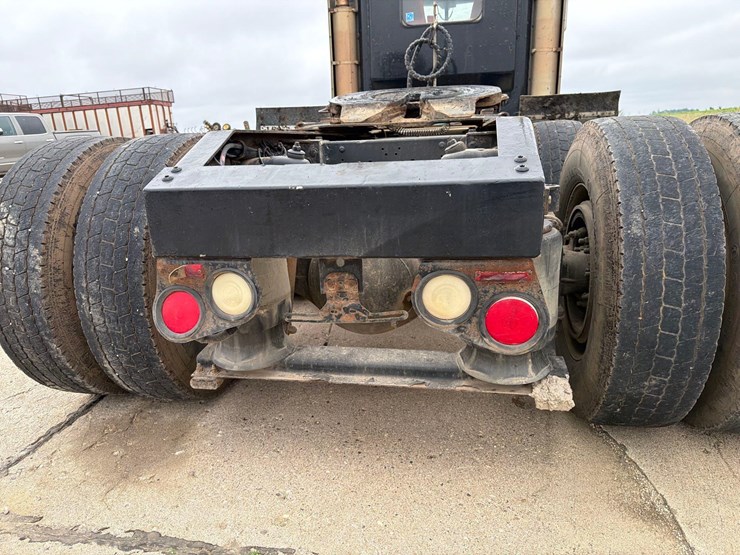 2000-peterbilt-379-image-9