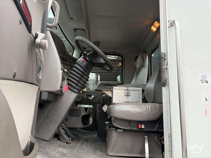 2011-kenworth-t300-image-8