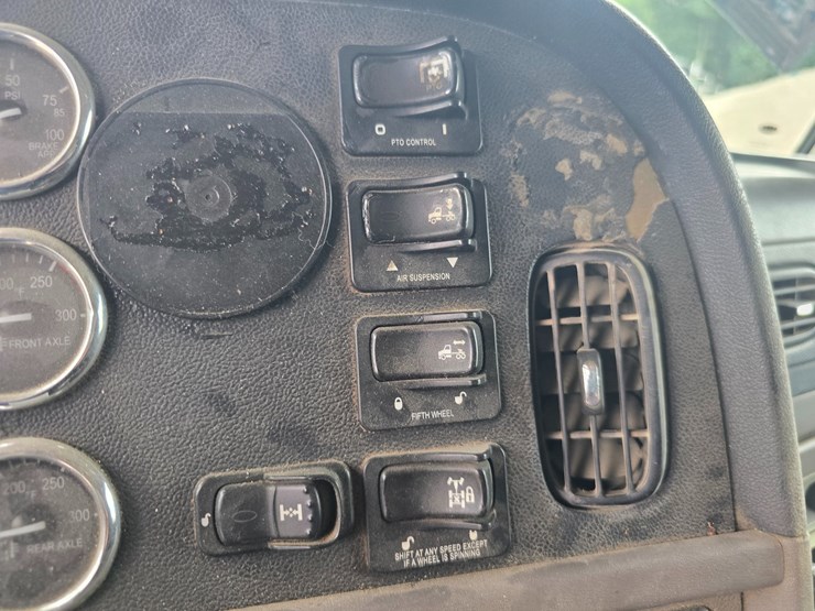 2013-peterbilt-388-image-65