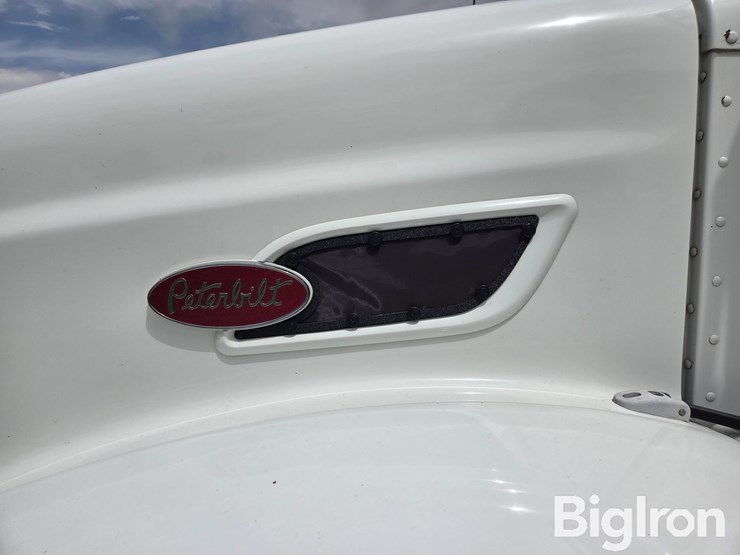 2009-peterbilt-384-image-18