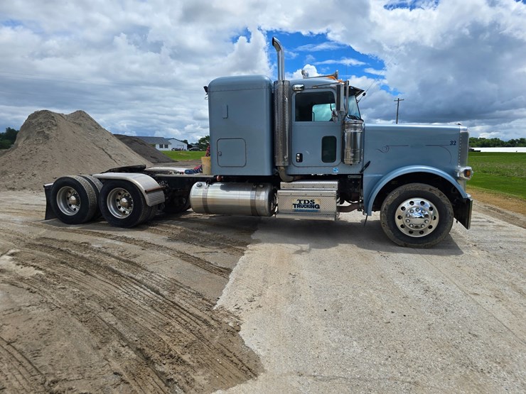 2013-peterbilt-388-image-26