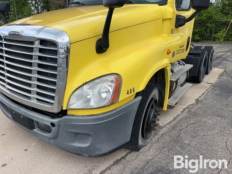 2016-freightliner-cascadia-125-image-18