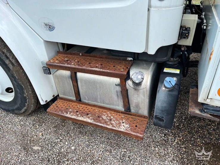 2015-freightliner-m2-106-image-41