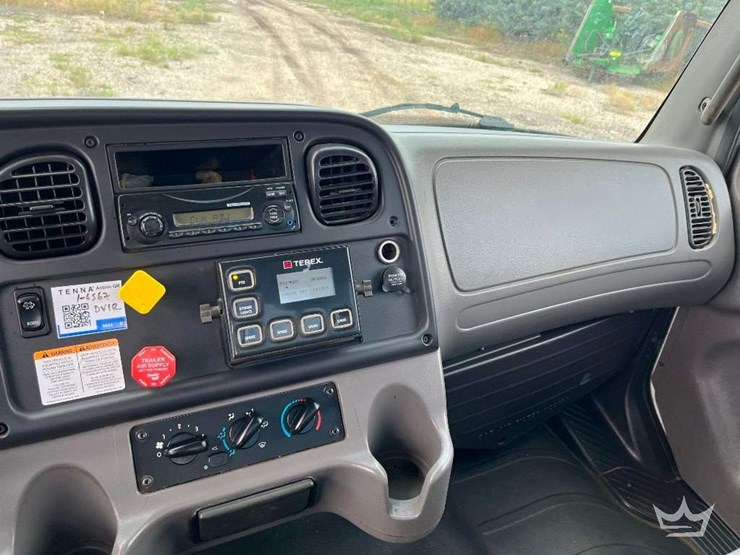 2015-freightliner-m2-106-image-45