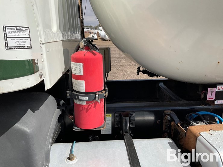 2014-freightliner-m2-106-image-11