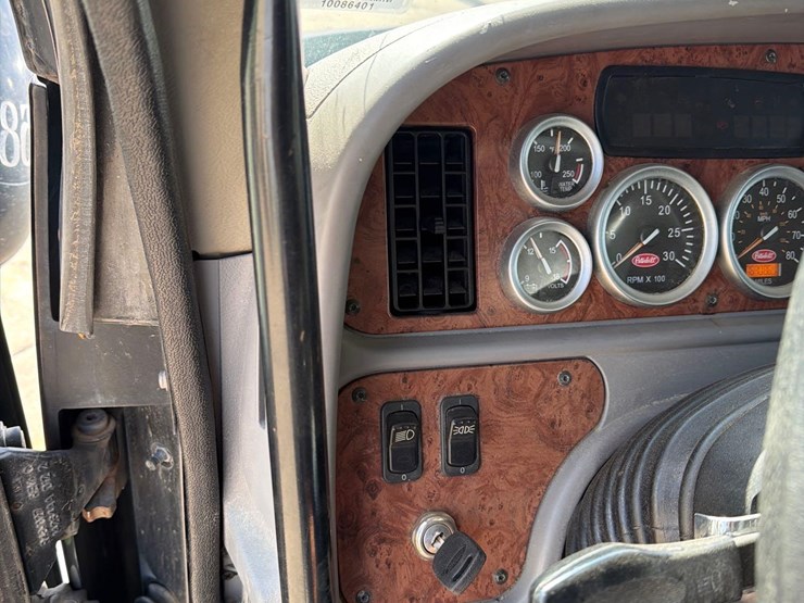 2009-peterbilt-387-image-54