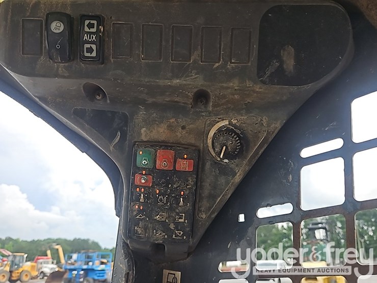2018-deere-317g-image-24