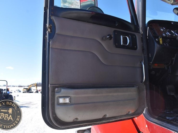 2005-peterbilt-385-image-80