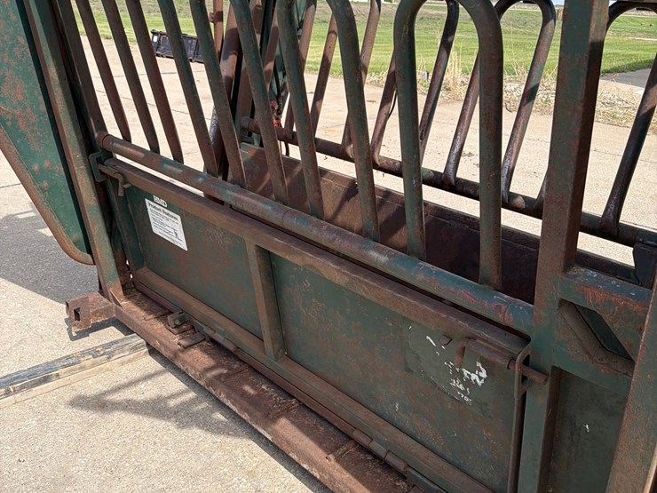 behlen-country-7ft-hydraulic-cattle-squeeze-chute-image-17