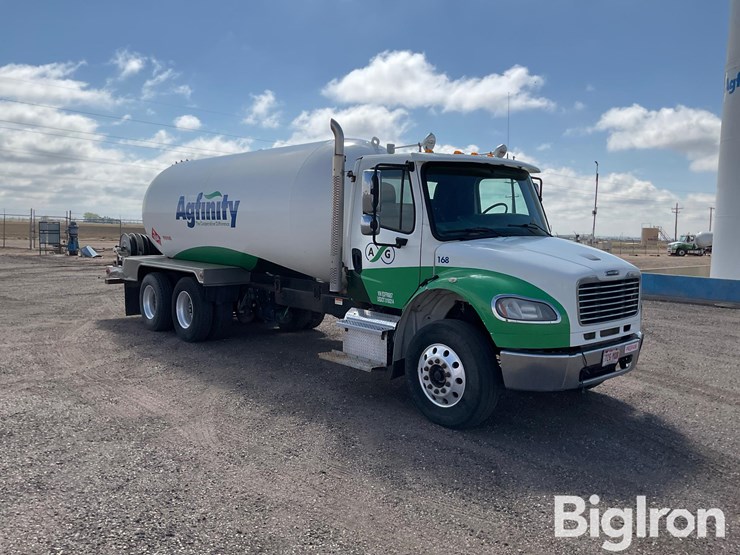 2014-freightliner-m2-106-image-3