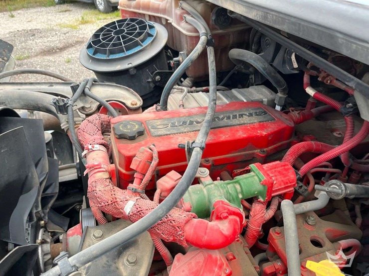 2015-freightliner-m2-106-image-17