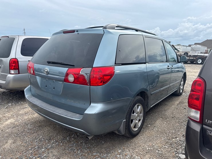 2009-toyota-sienna-image-3