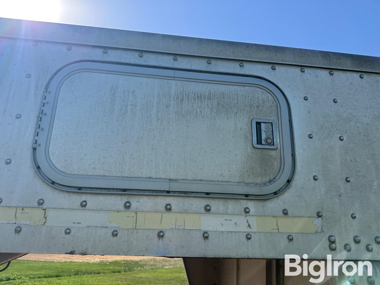 2004-wilson-livestock-trailer-image-9