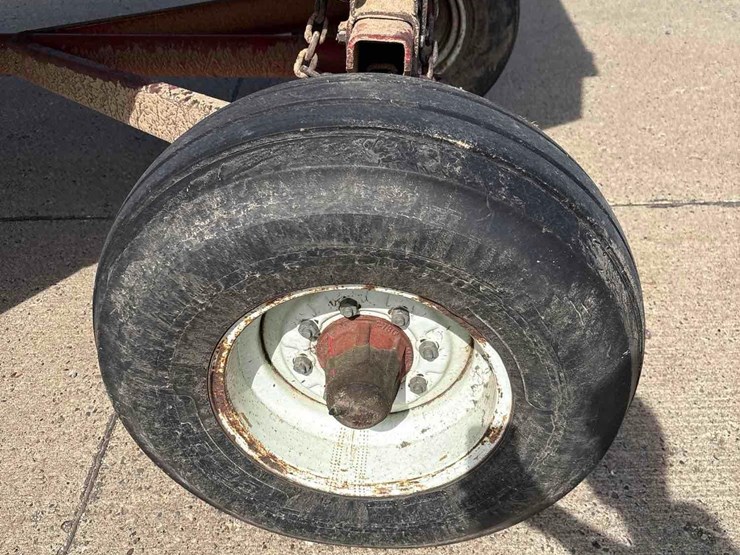 lundell-350-bushel-gravity-wagon-image-5