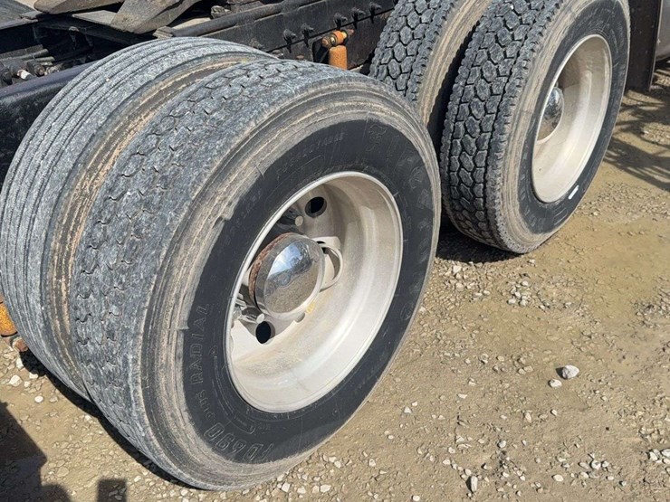 2009-peterbilt-387-image-11