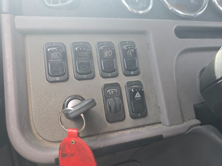 2013-peterbilt-388-image-73
