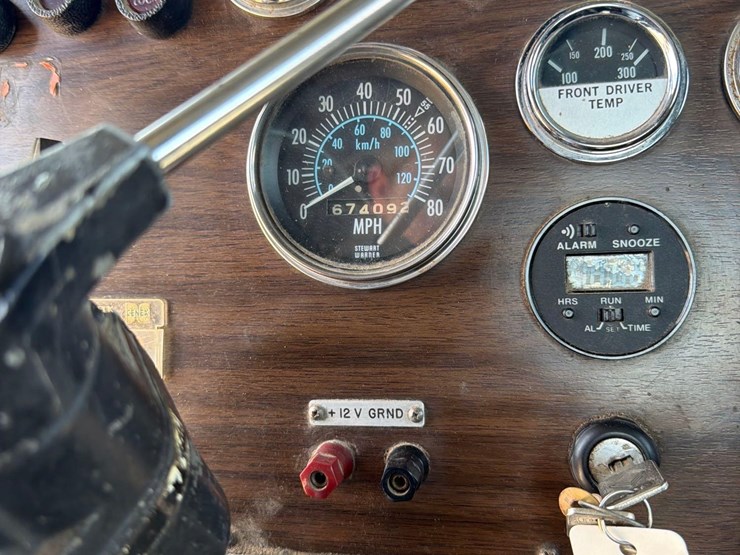 1981-peterbilt-359-image-45