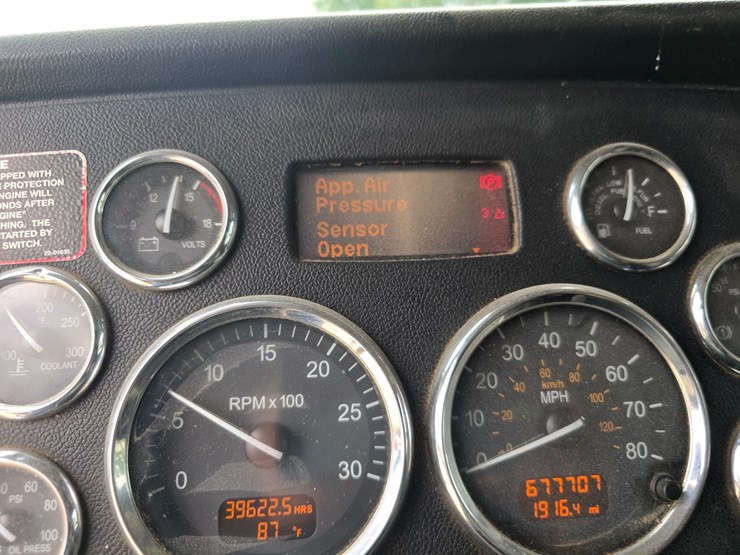 2011-peterbilt-388-image-79