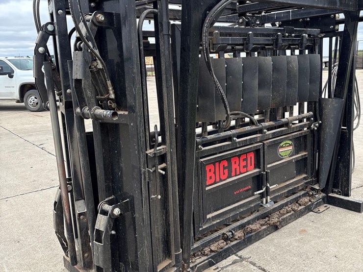 big-red-8-1/2ft-hydraulic-squeeze-chute-image-9