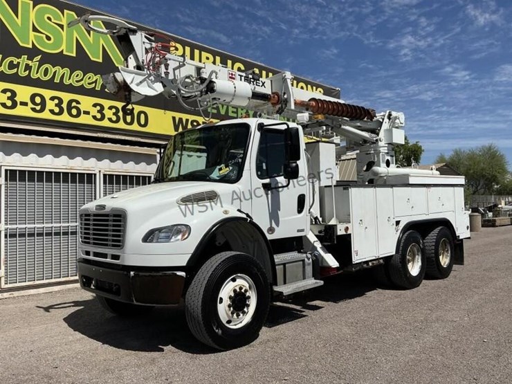 2011-freightliner-m2-106-image-3