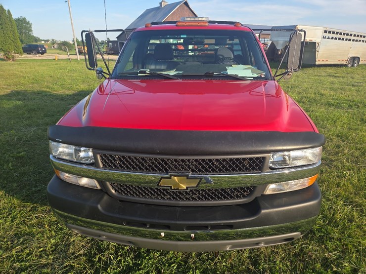 2001-chevrolet-3500-regular-cab-dually-flatbed-pickup-image-2