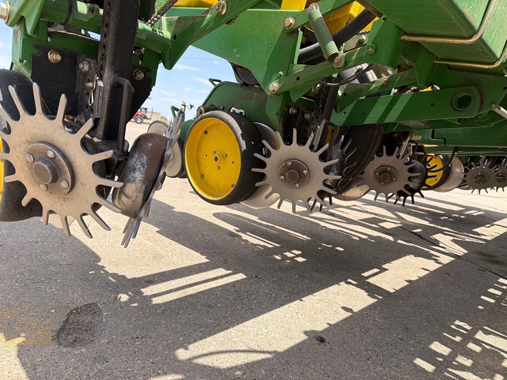 john-deere-7200-image-32