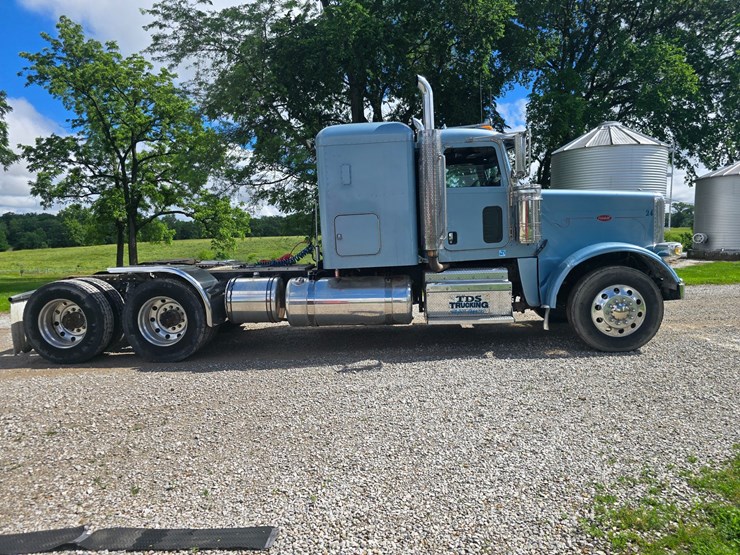2013-peterbilt-388-image-26