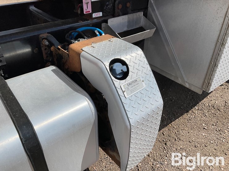 2014-freightliner-m2-106-image-10