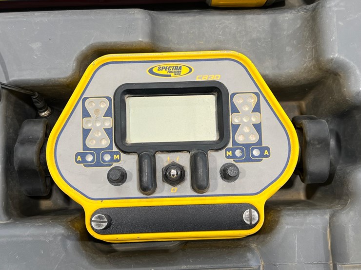 spectra-precision-lr60-laser-receiver-and-cb30-remote-image-2
