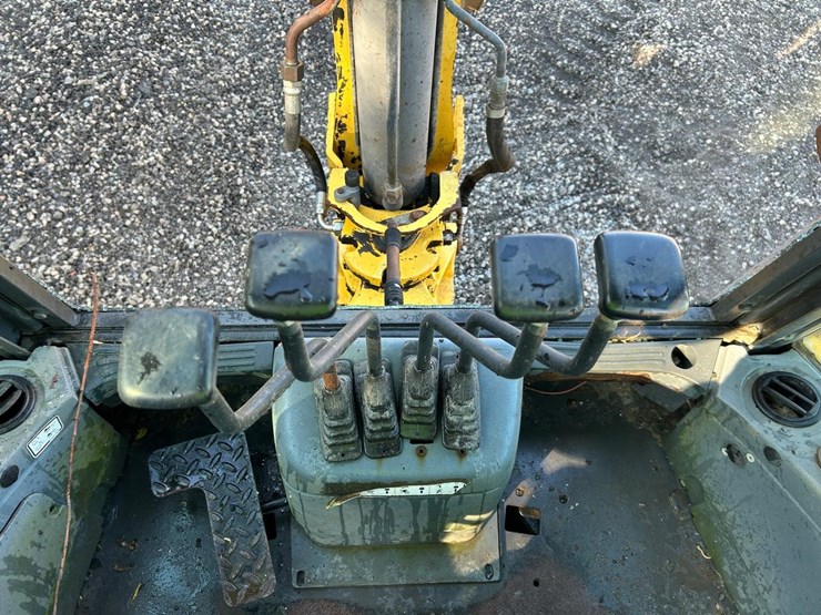 new-holland-lb95b-image-34