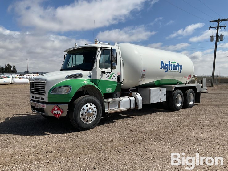 2014-freightliner-m2-106-image-1