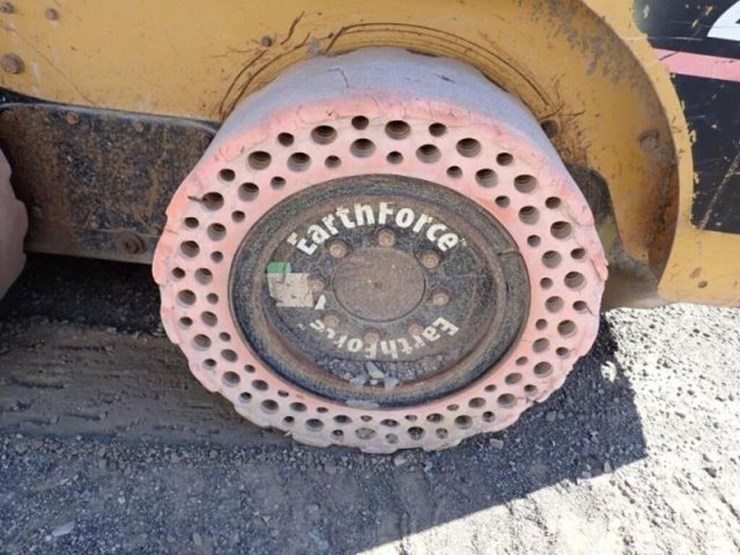2006-caterpillar-216b-image-40