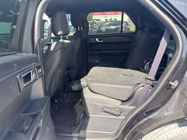 2020-ford-explorer-image-18